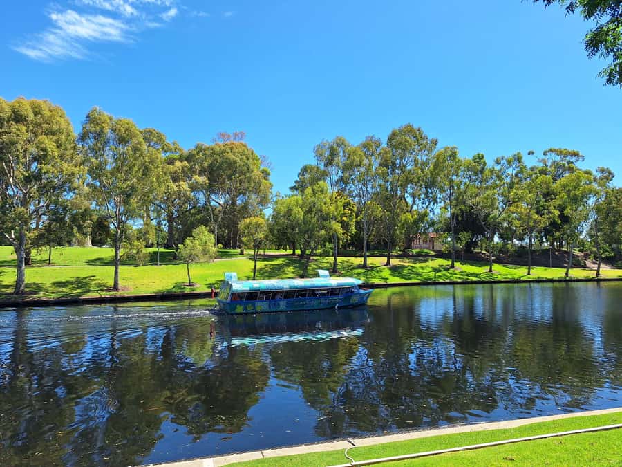 Adelaide: Guided Ultimate Walking Tour with Drink and Snack - Karrawirra Parri and the riverside tasting break