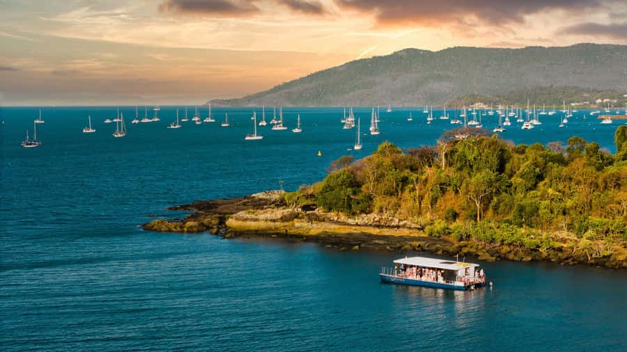 Airlie Beach: 2-Hour Sunset Cruise with Sparkling Wine - Cruising the Airlie Beach waterfront