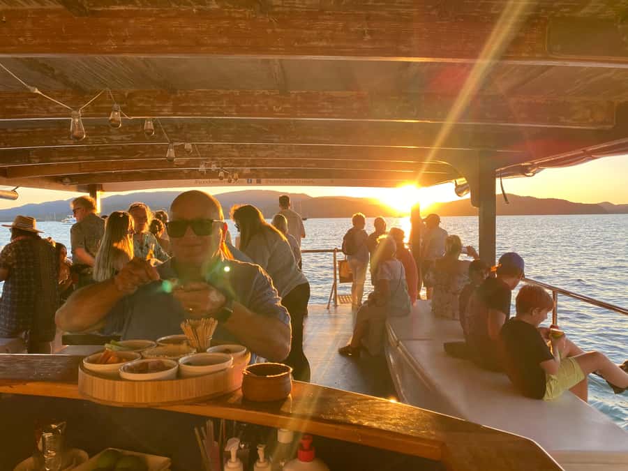 Airlie Beach: 2-Hour Sunset Cruise with Sparkling Wine - Turtles, dolphins, and the luck of the evening