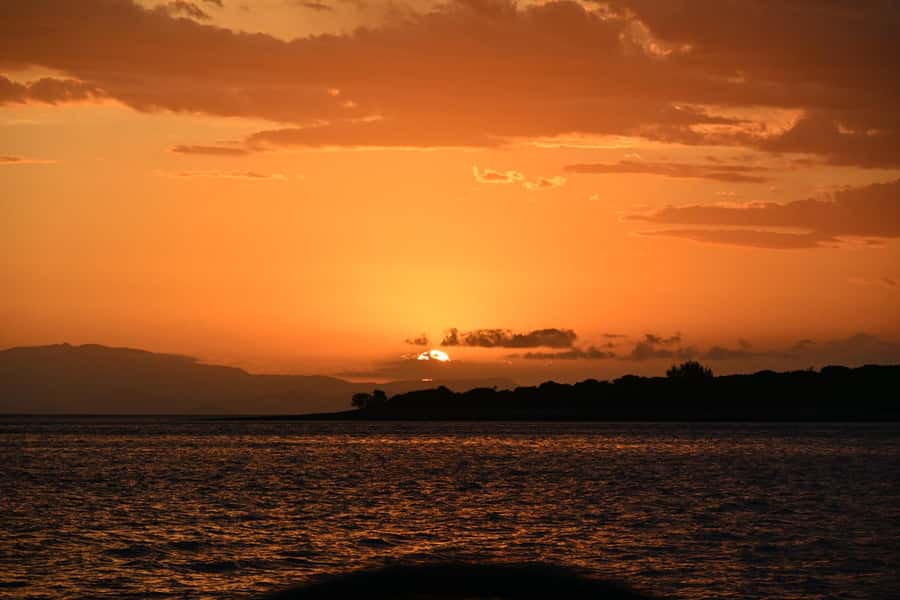 Airlie Beach: 2-Night Whitsundays Sailing Trip with Meals - Meals prepared by the crew