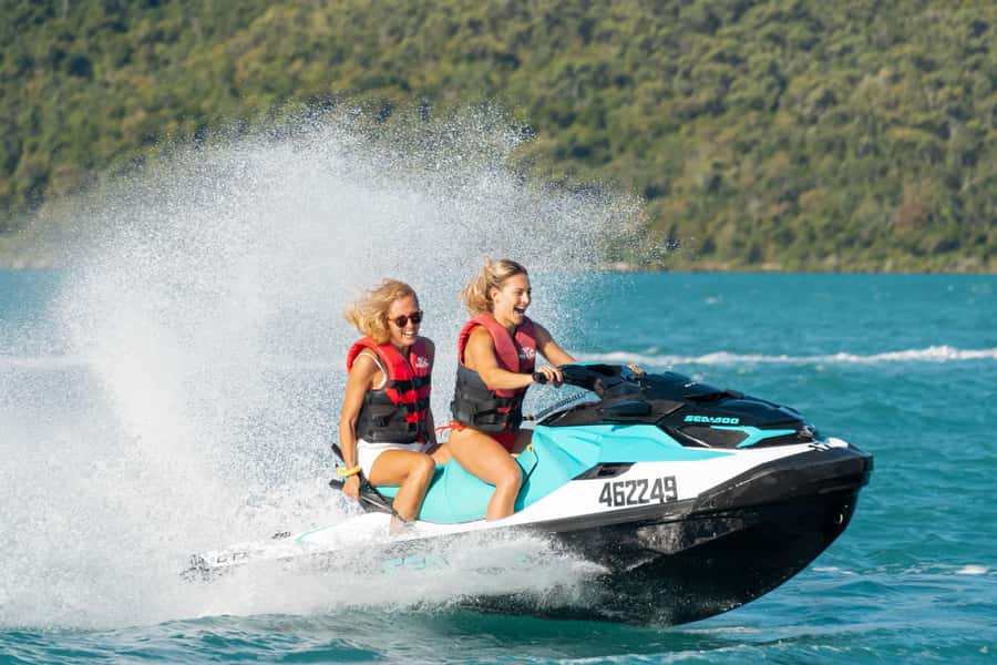Airlie Beach: Jet Ski Safari Hour of Power and Marine Life - Meeting the guide at Rufus & Co. Cafe
