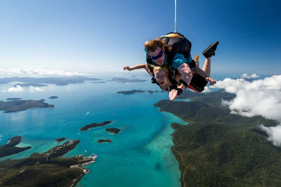 Airlie Beach: Tandem Skydive over the Whitsundays - From pickup to the drop zone