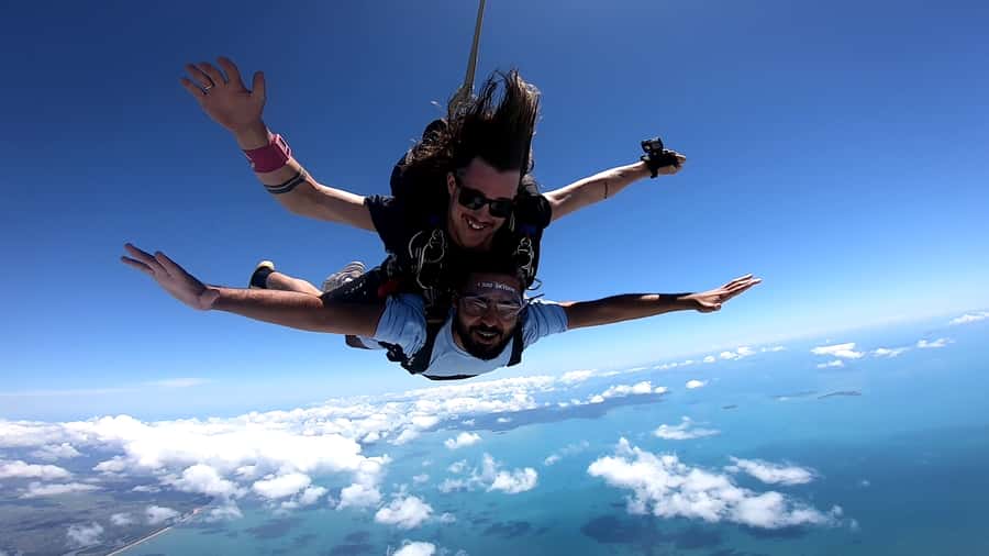 Airlie Beach: Tandem Skydiving Experience with Beach Landing - Meeting outside Wisdom Cafe and getting to the airfield