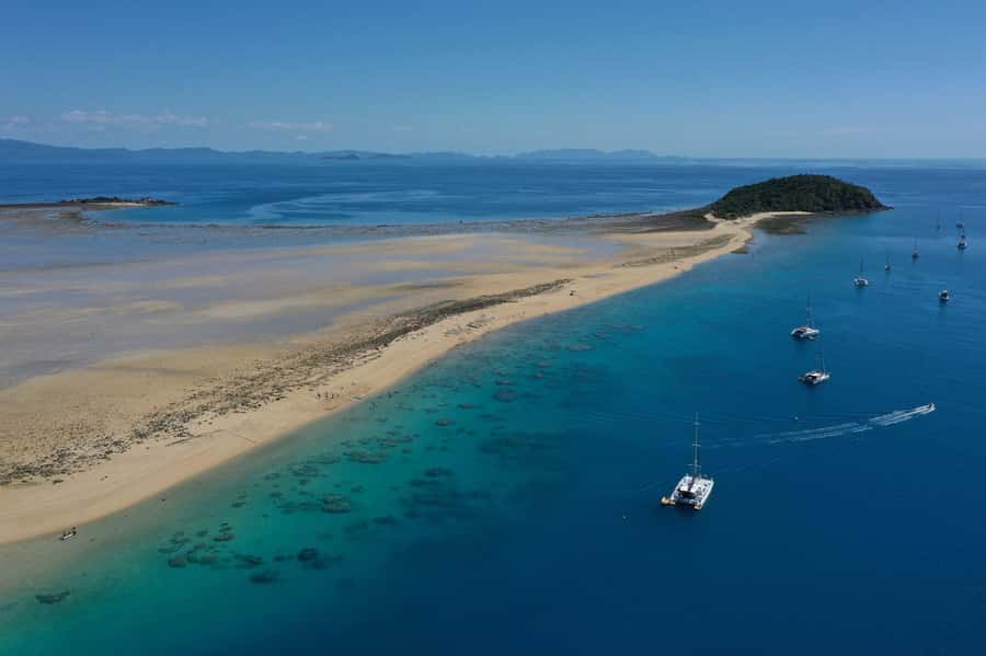 Airlie Beach: Whitsunday Islands Sailing, SUP & Snorkel Tour - The first 90 minutes: sailing toward Hook Island