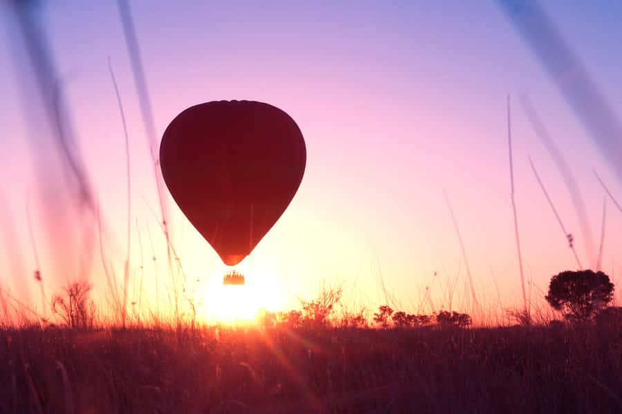 Alice Springs: Early Morning Hot Air Balloon Flight - Sparkling wine and snacks in the bush