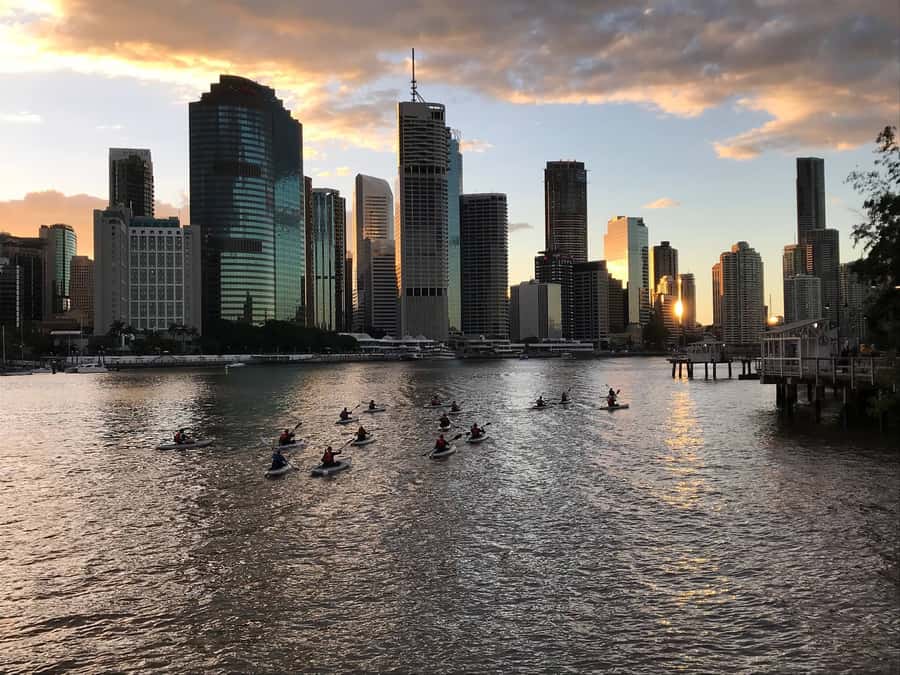 Brisbane: Illuminated River Night Kayak Tour - Getting started with a single kayak