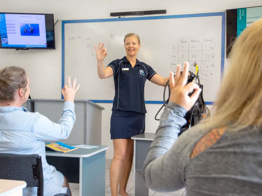 Cairns: 4-Day PADI Open Water Course - Day 2: The 200-metre swim and the final classroom test