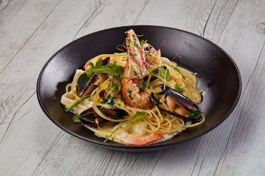 Cairns: Night at the Aquarium Guided Tour - Dinner at Dundee’s Restaurant