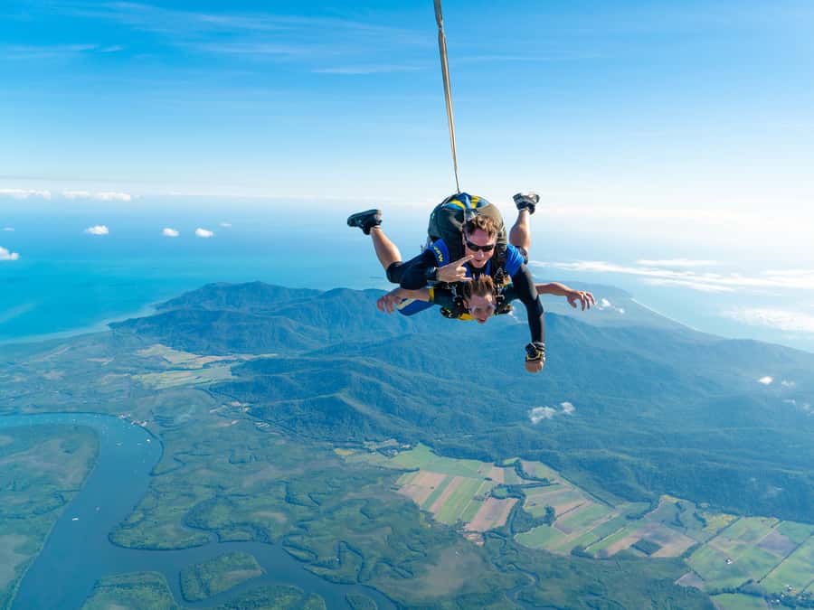 Cairns: Tandem Skydive Experience - The 15-minute scenic flight over Cairns