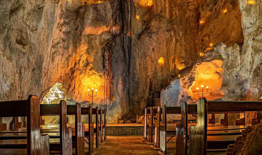 Capricorn Caves, Australia: 45-Minute Cathedral Cave Tour - Starting near the kiosk and meeting the guide
