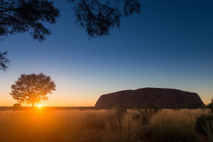 From Alice Springs/Yulara: 2 Day Uluru Kata Tjuta Rock Tour - Uluru sunset and dinner at camp