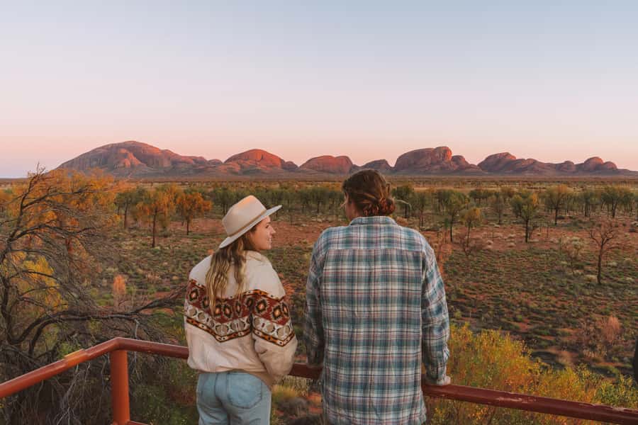 From Alice Springs/Yulara: 2 Day Uluru Kata Tjuta Rock Tour - Guides, pacing, and the small-group bus