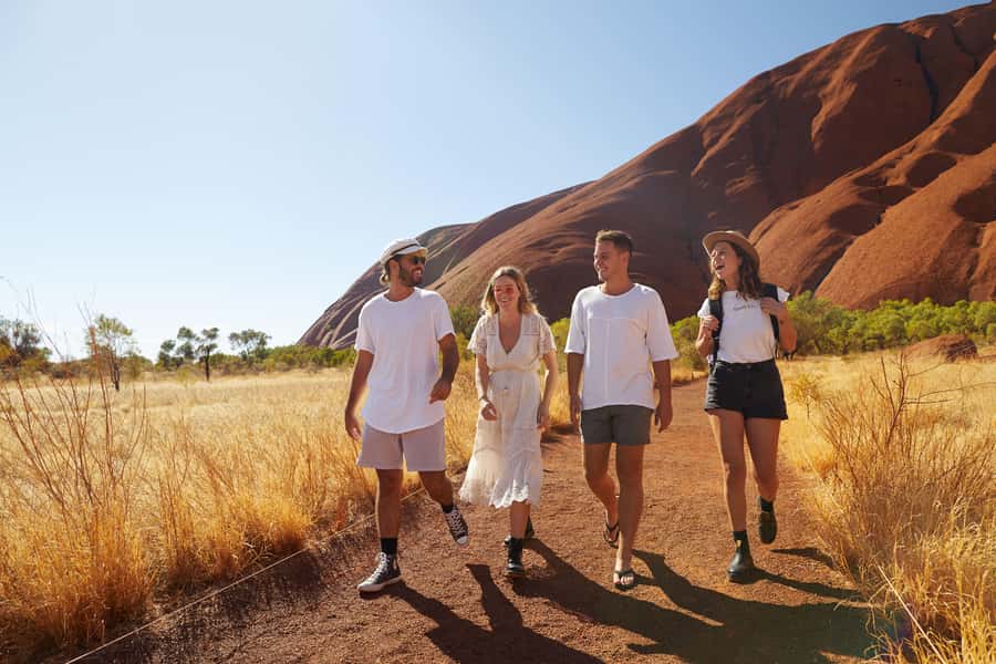 From Alice Springs/Yulara: 4-Day Red Centre 4WD Camping Tour - Guides make the difference
