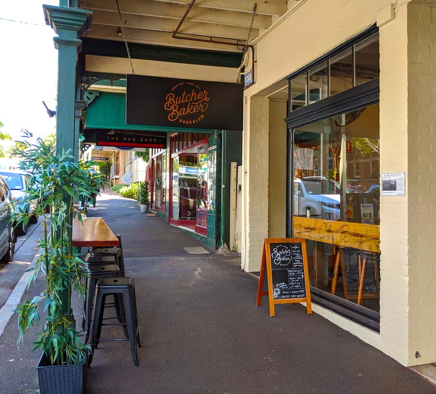 From Brisbane: Byron Bay, Bangalow, and Gold Coast Day Tour - Byron Bay Wildlife Sanctuary and roasted macadamias