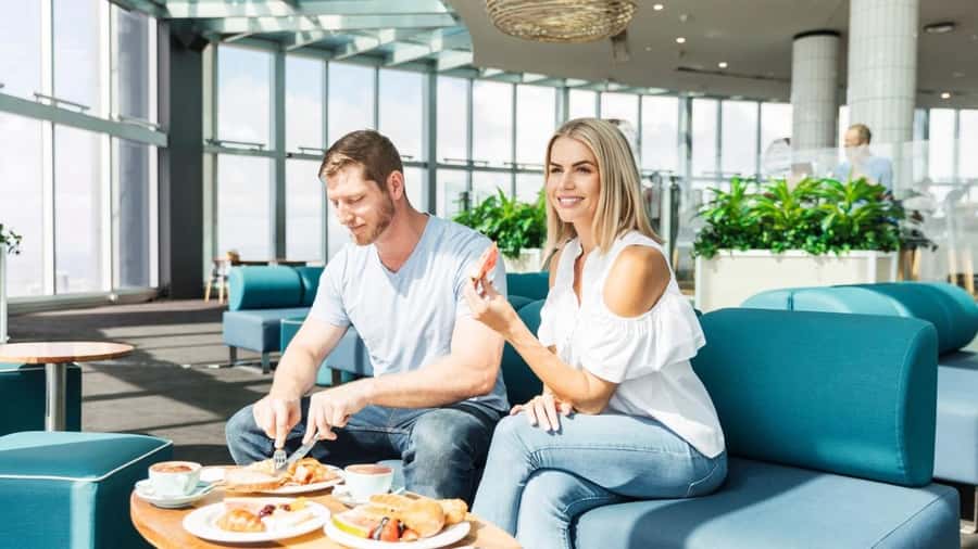 From Brisbane: Gold Coast Day Tour with Lunch - SkyPoint lunch above the Gold Coast