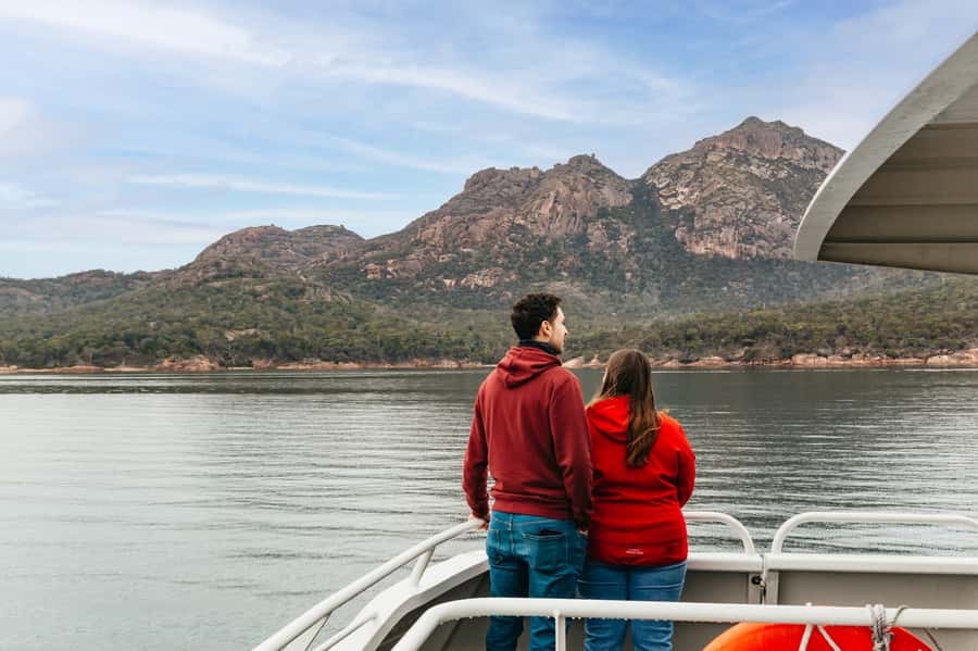 From Coles Bay: Wineglass Bay Cruise with Lunch - Wineglass Bay, sea caves, and granite cliffs