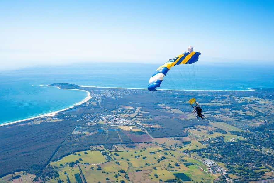 From Gold Coast: Tandem Skydive Experience over Byron Bay - The 20-minute flight over Byron Bay