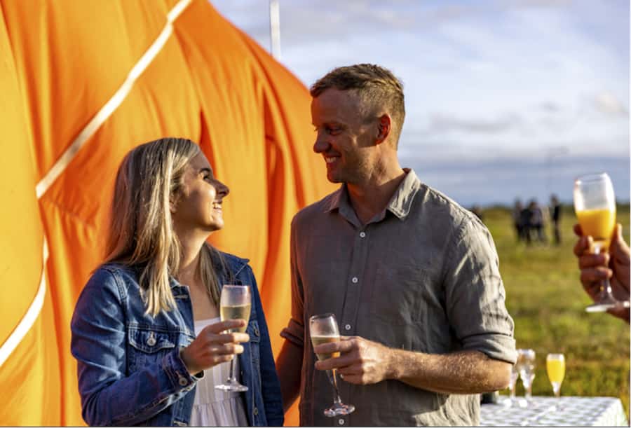 Gold Coast: Hot Air Balloon Flight, Sparkling Wine & Photos - Small Tips That Make the Morning Better