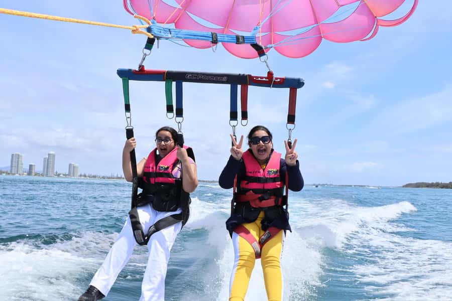 Gold Coast: Parasailing in Surfers Paradise - Getting ready for the smiley parachute