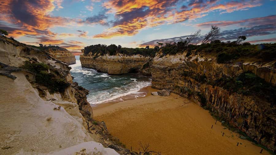 Great Ocean Road Reverse Tour London Bridge Wildlife - Apollo Bay is a useful lunch break