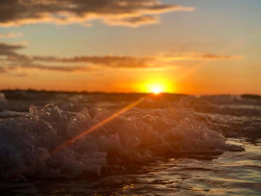 Hervey Bay: Relaxing Sunset Cruise with Champagne and Prawns - What the 90-minute timing means