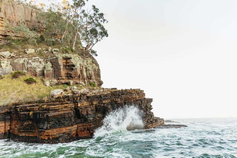 Hobart: 2.5-hour Iron Pot Lighthouse Cruise - Caves, Rock Formations, and Close Coastal Views