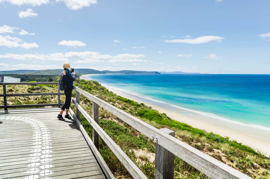 Hobart: Bruny Island Food, Sightseeing & Lighthouse Day Tour - Lunch at Hotel Bruny