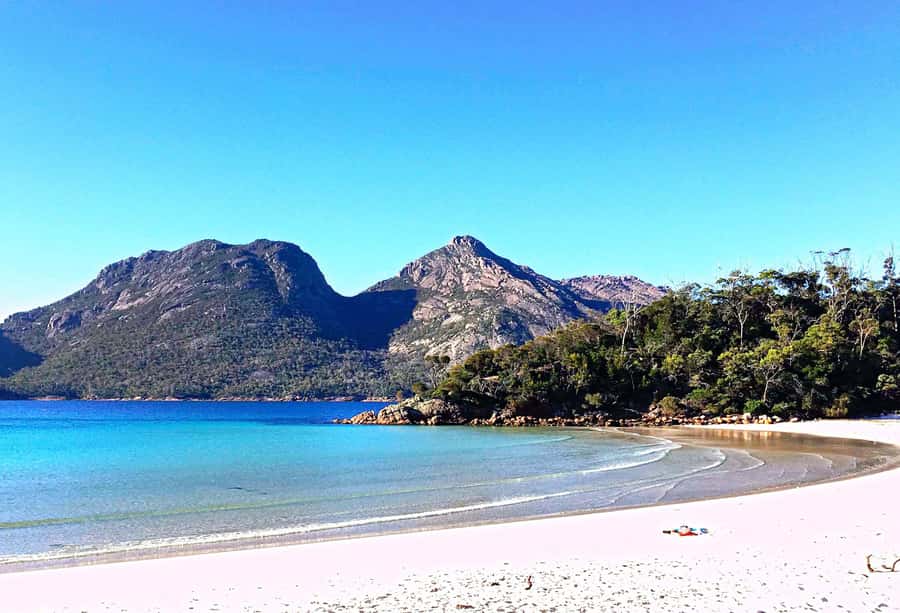 Hobart: Wineglass Bay, Freycinet Park, and Richmond Tour - The first road east: bakery breakfast and Raspins Beach