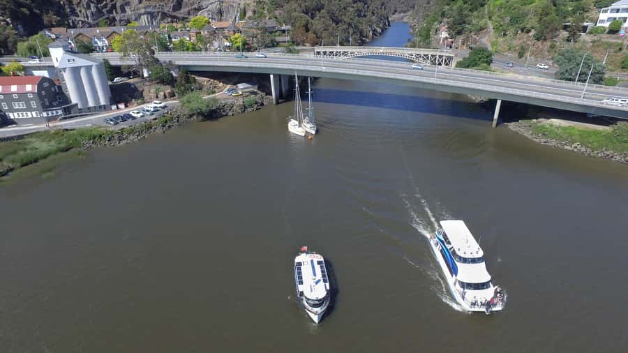 Launceston: 50-Minute Cataract Gorge Cruise - The turn toward Cataract Gorge