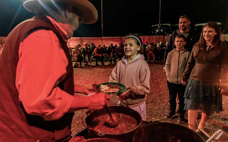Longreach: Sunset Paddlewheeler Cruise, Show and Dinner - Timing, comfort and practical preparation