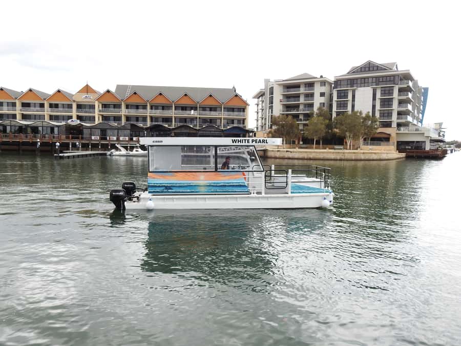 Mandurah: Sightseeing Dolphin Cruise with Tour Guide - The canal homes are the main sightseeing show