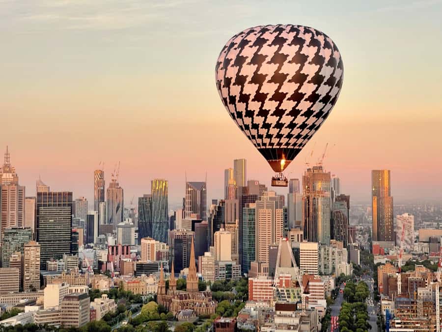 Melbourne: 1-Hour Hot Air Balloon Flight at Sunrise - The early meeting at Pullman Melbourne on the Park