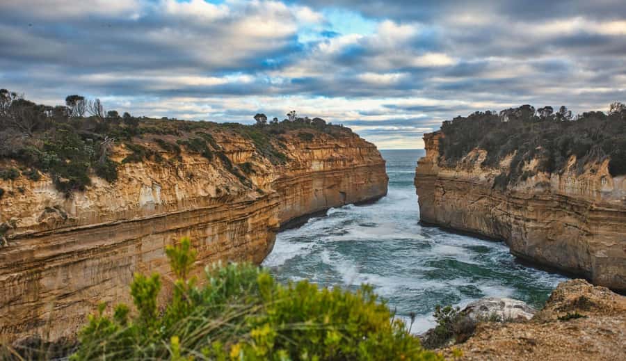 Melbourne: Great Ocean Road Adventure with Iconic Stops - Memorial Arch honors the people behind the road