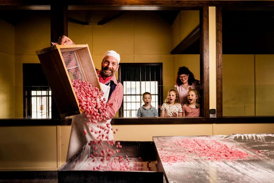 Melbourne: Sovereign Hill 'A Touch of Gold' Ballarat Tour - Gold panning, the simplest way to join the rush