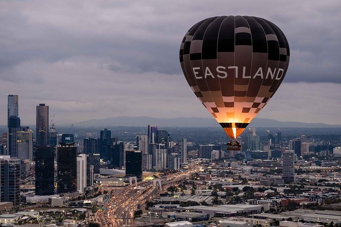 Melbourne sunrise balloon flight & champagne breakfast - Seeing the Yarra River and Melbourne landmarks from above