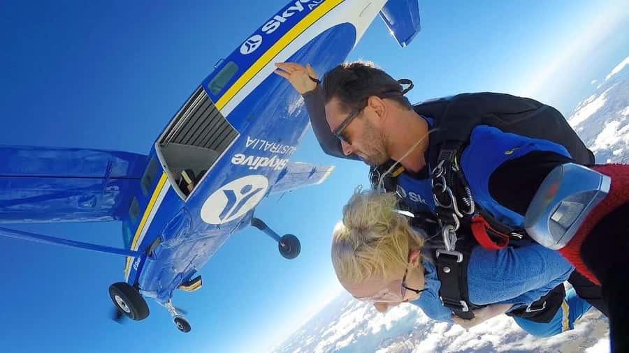 Melbourne: Tandem Skydive over Great Ocean Road + Transfer - Who should book this experience?