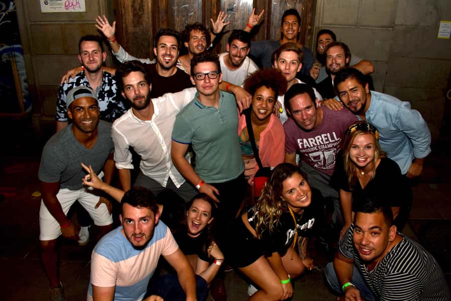 Melbourne: Weekly Bar Crawl: 5 Free shots, Club Entry - Moving through four bars in Melbourne CBD
