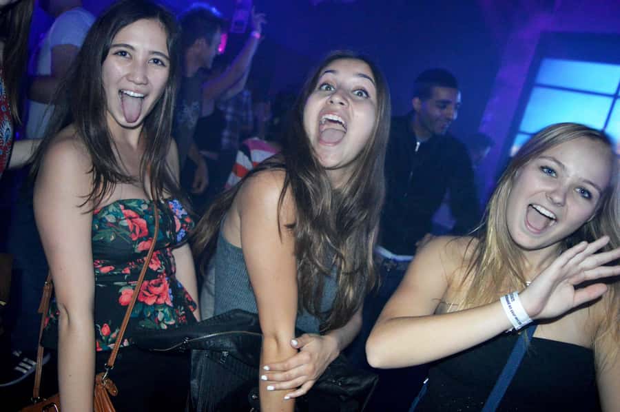 Melbourne: Weekly Bar Crawl: 5 Free shots, Club Entry - Meeting inside the first venue