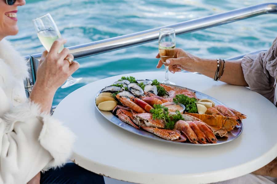 Mooloolaba: Seafood Lunch Cruise - Commentary and crew service