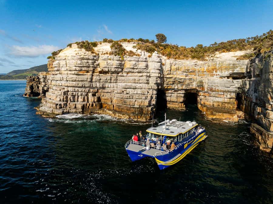 Port Arthur: Cape Raoul Wilderness Cruise - West Arthur Head and the view toward Cape Pillar