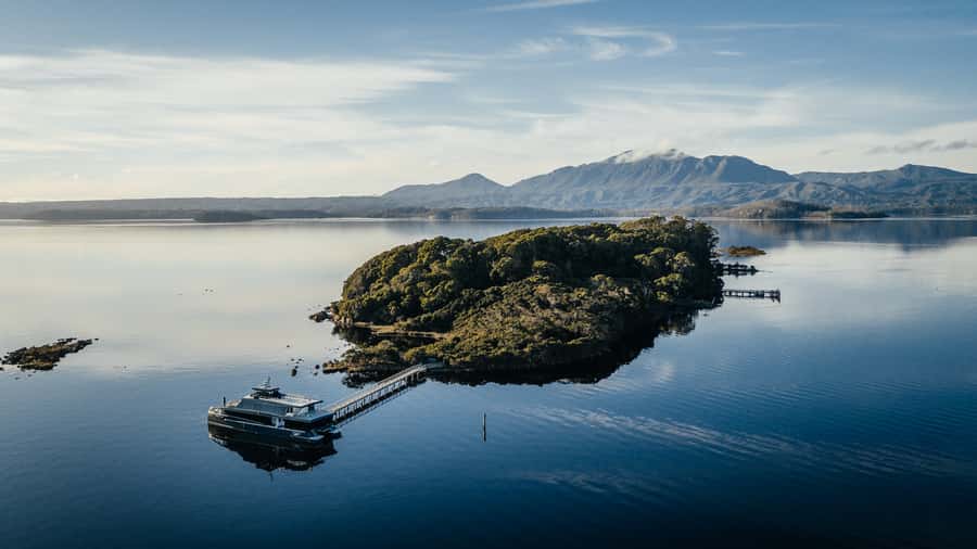 Strahan: Gordon River Cruise with Lunch & Sarah Island Walk - Lunch with the forest sliding past