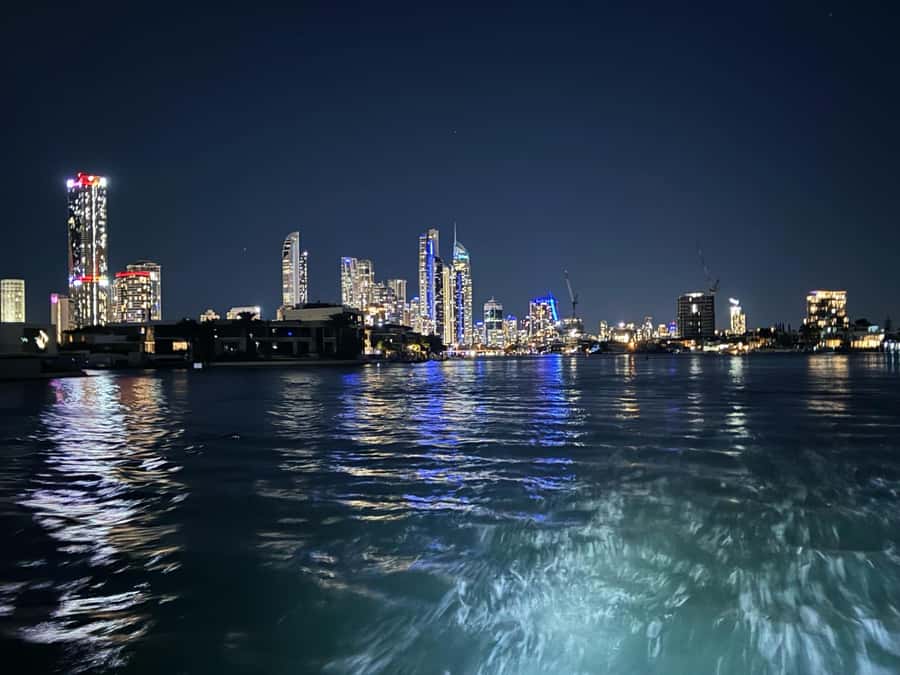 Surfers Paradise Sightseeing City Lights Cruise - Getting the best skyline photographs