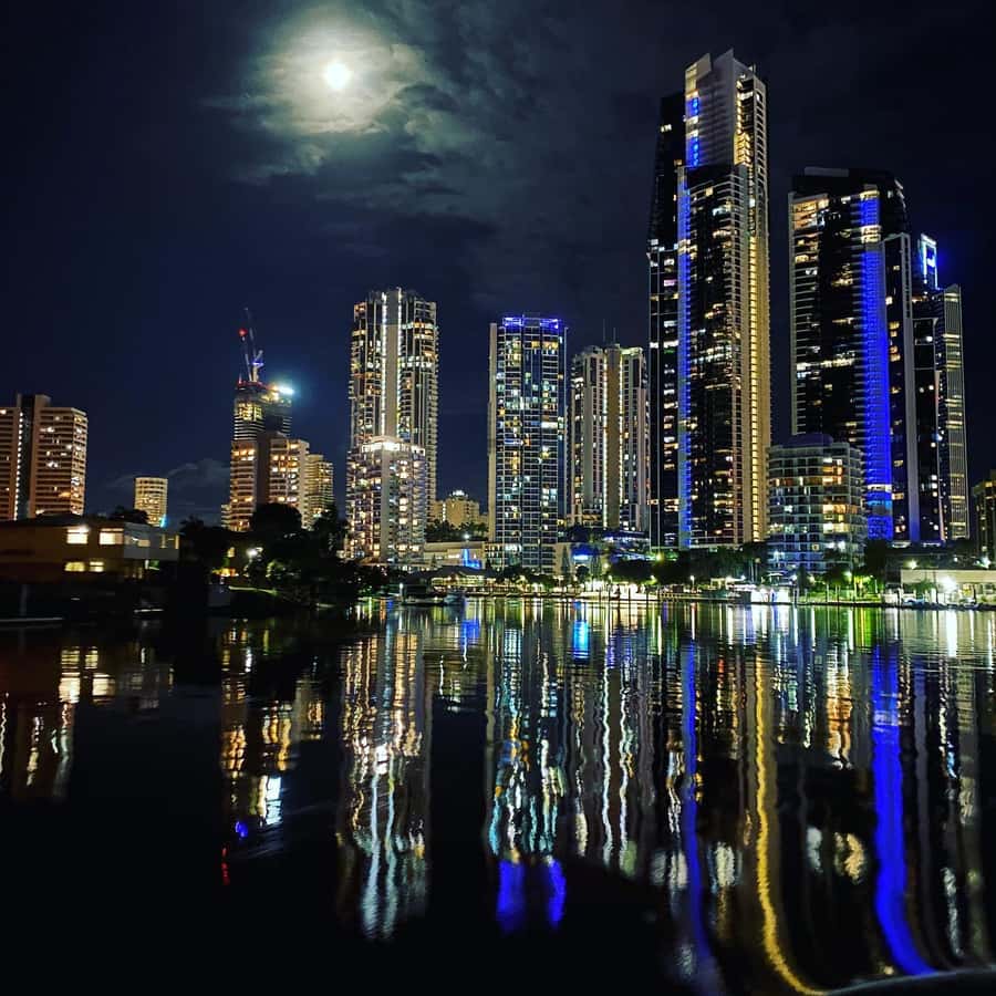 Surfers Paradise Sightseeing City Lights Cruise - Finding the boat at Cavill Avenue