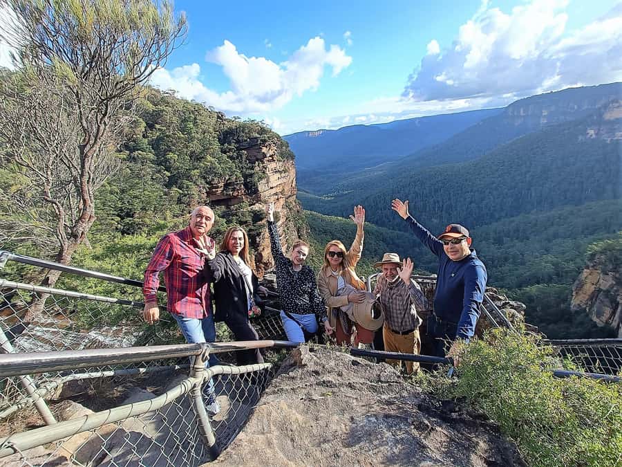 Sydney: Blue Mountains Late Start: Walks, Wildlife & Dinner - Lunch at Wentworth Falls and the Australian pie stop