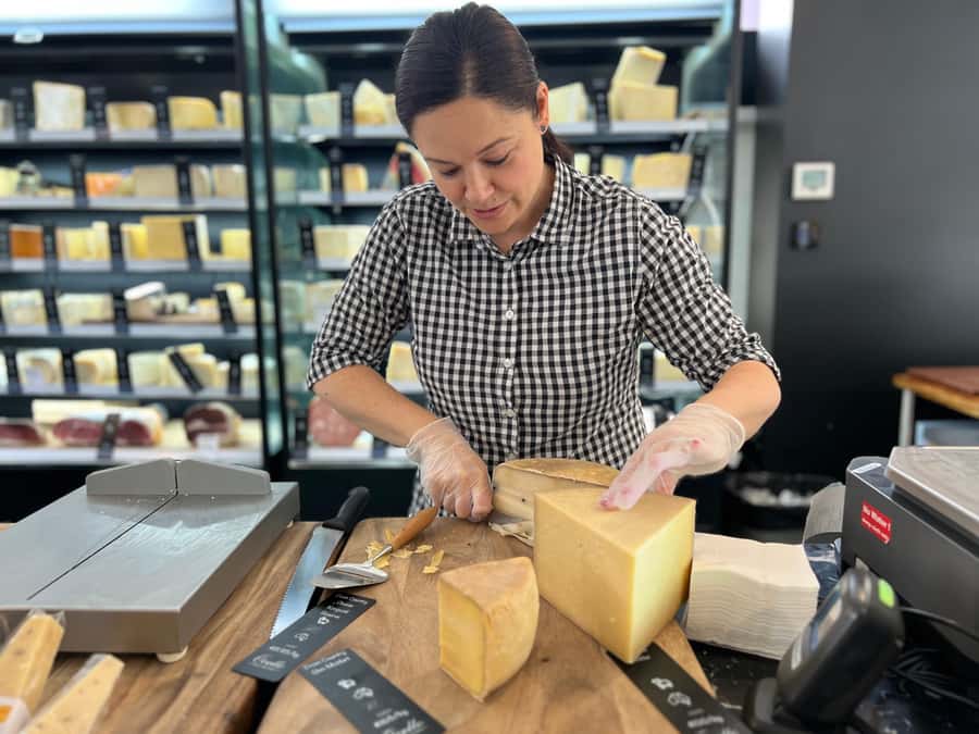 Sydney: Food Tour in Surry Hills with 8 Local Food Tastings - The first tastings: oysters and a changing savory bite