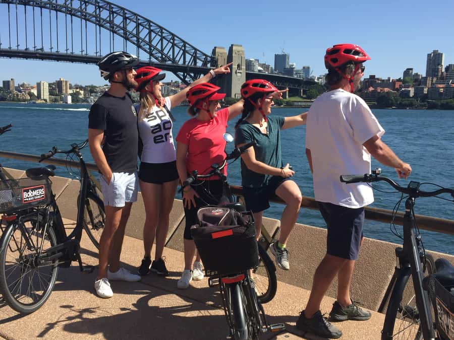 Sydney: Guided Harbour E-Bike Tour - Lavender Bay and the homemade banana bread stop