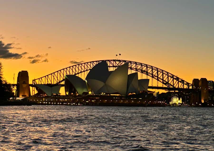 Sydney: Harbour Dinner Cruise with Buffet - Dinner begins with a practical buffet