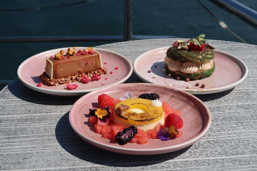 Sydney Harbour: Glass Boat Signature Dinner Cruise - Service, entertainment, and the evening atmosphere