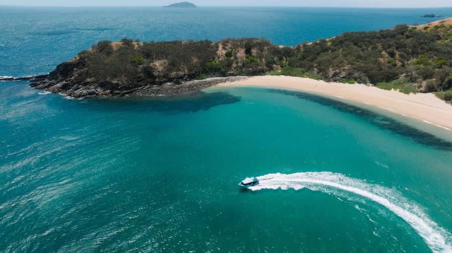 Yeppoon: Great Keppel Island Fast Boat Snorkel & Lunch Tour - A beach lunch with prawns and picnic food